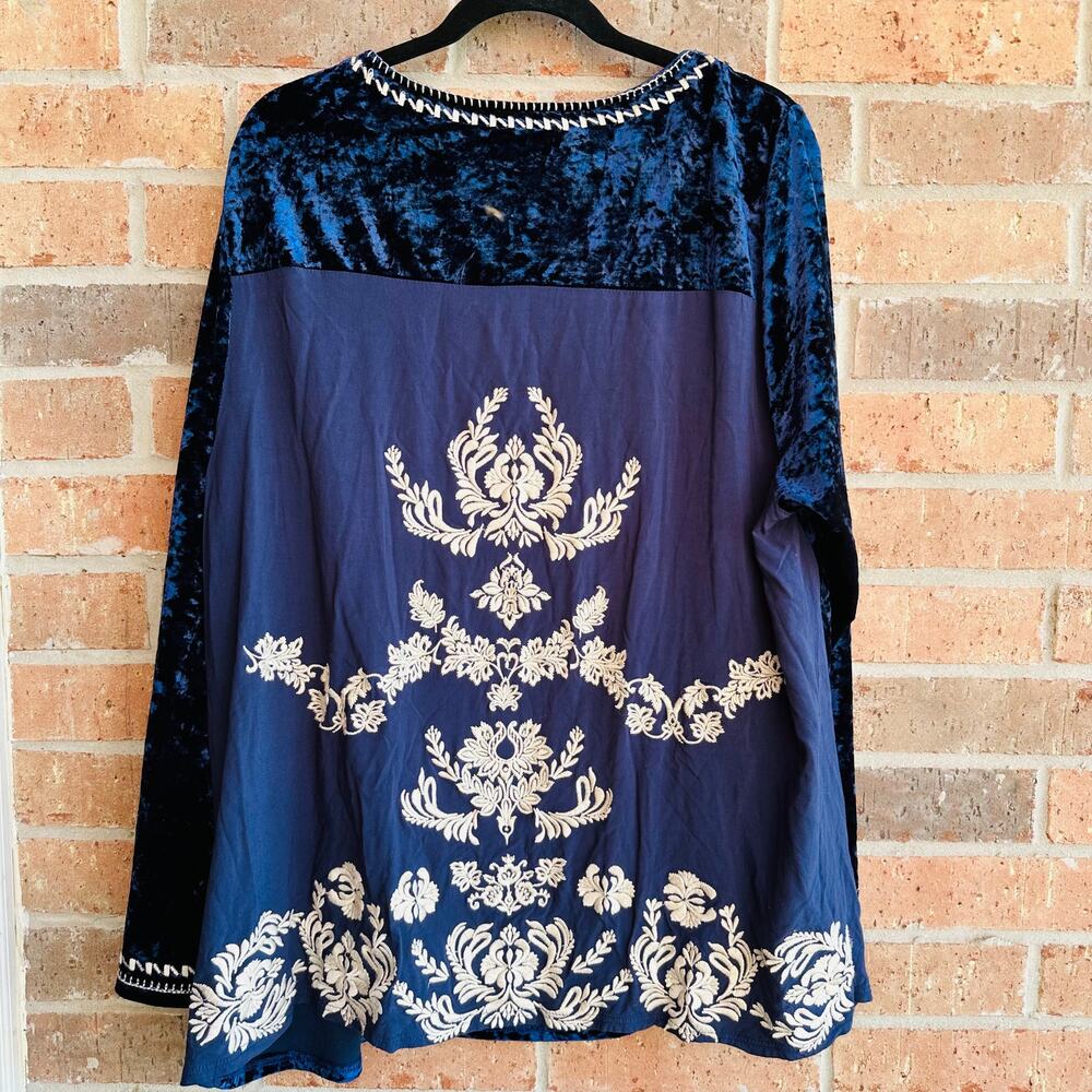 Andree by Unit Velvet Embroidered Navy Blue Blouse 2X - Picture 2 of 4